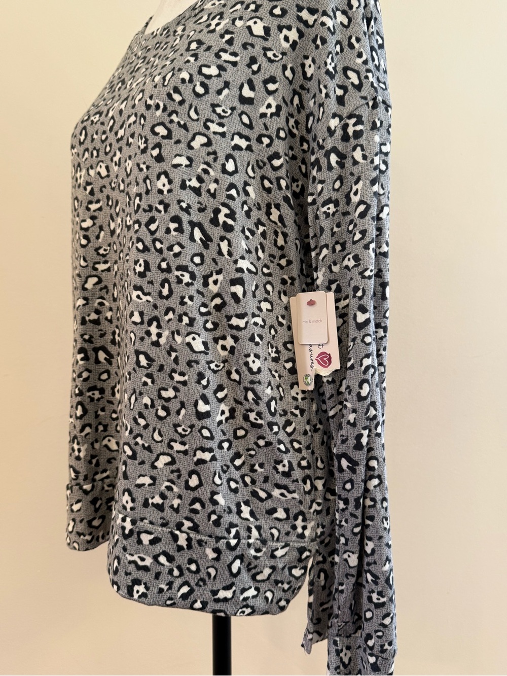 Sweet treasures - Soft Gray Leopard-Print Long Sleeve Top size medium - Picture 2 of 5